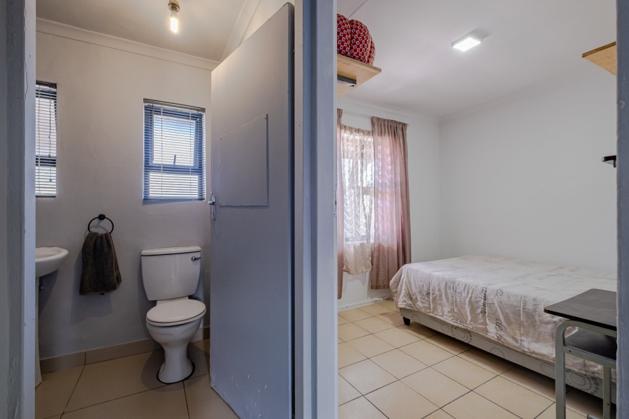 5 Bedroom Property for Sale in Lentegeur Western Cape